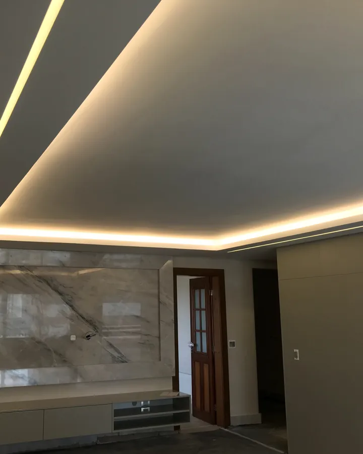 Forro rebaixado com sanca iluminada em sala residencial