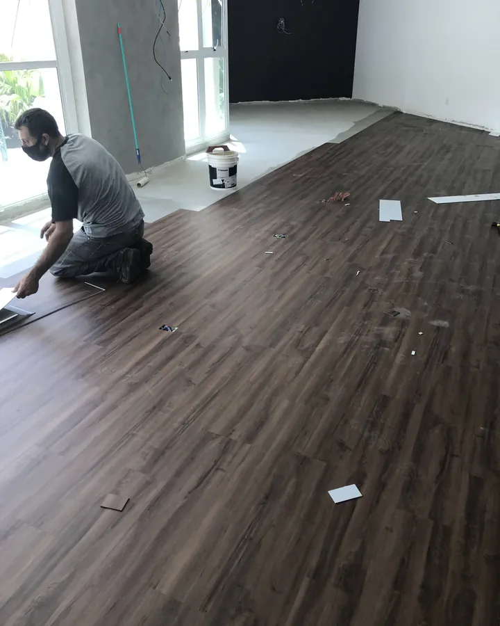 Instalador assentando piso vinílico amadeirado