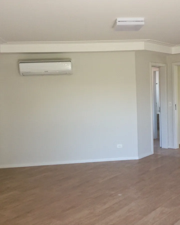Ambiente residencial com paredes e forro recém pintados
