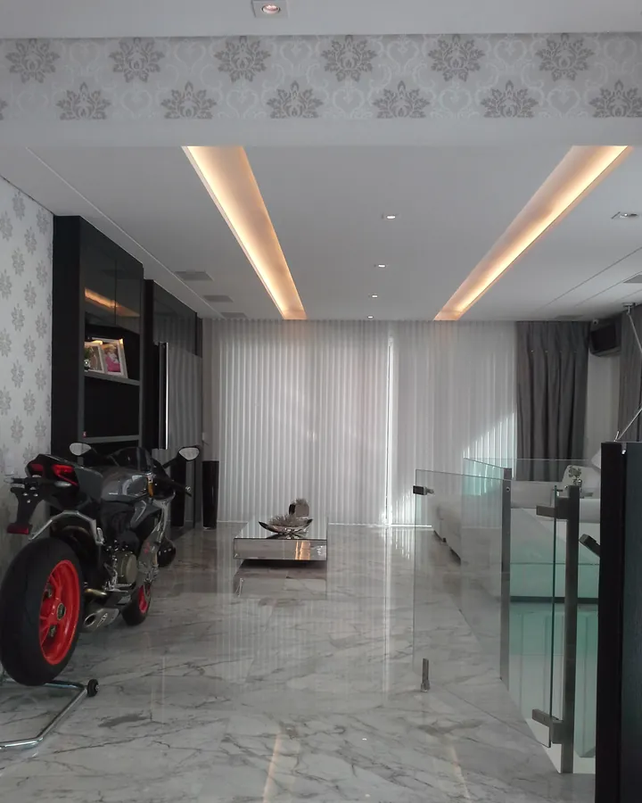Living de alto padrão com forro rebaixado, sanca iluminada e piso em mármore