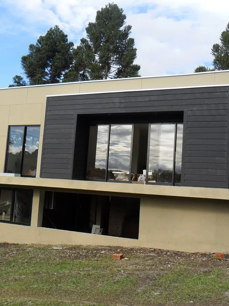 Residência em Light Steel Frame concluída, com fachada em placas escuras