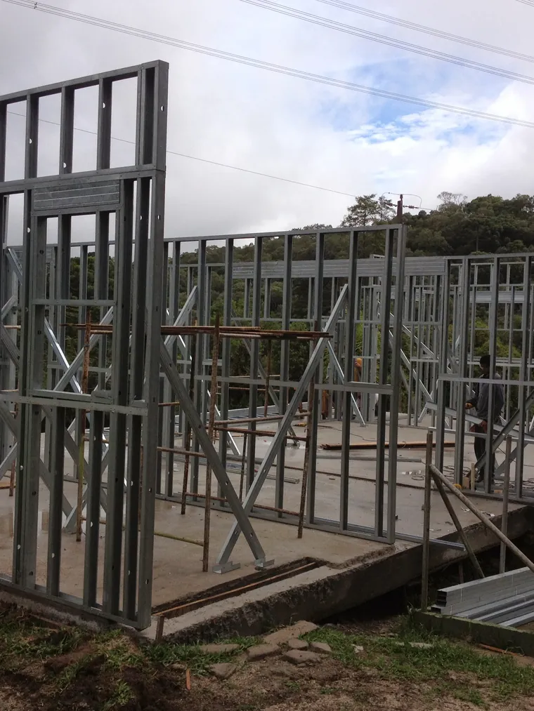 Estrutura em perfis de aço galvanizado montada sobre a laje