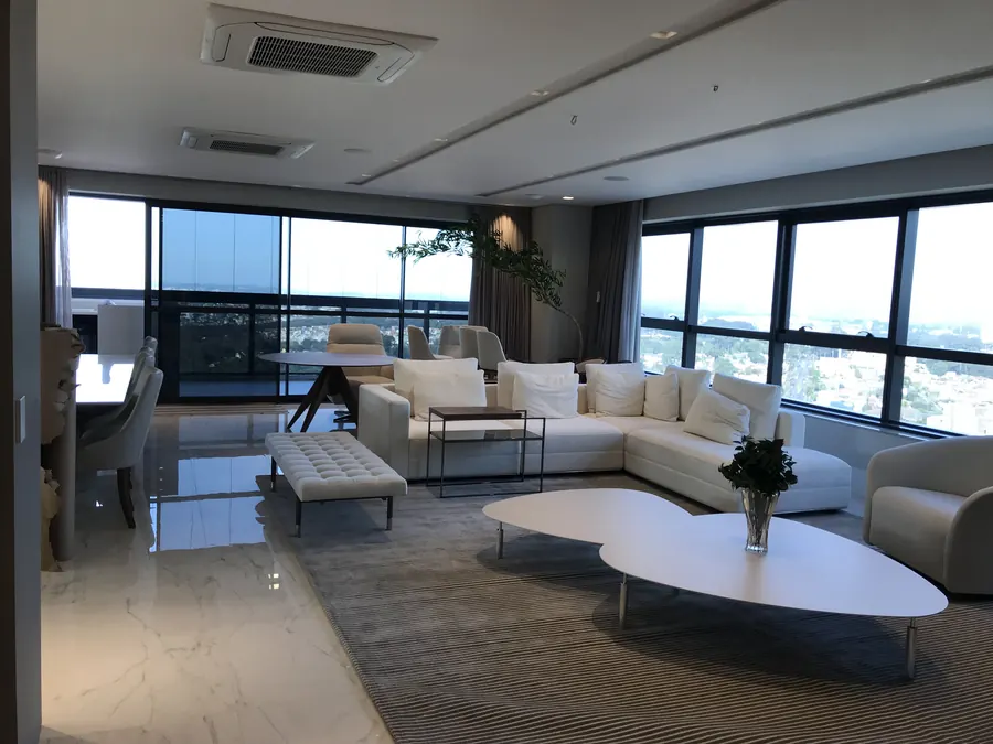 Sala de apartamento alto padrão com forro de perfis lineares e janelas amplas