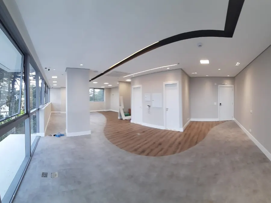 Ateliê com forro em sanca linear e piso com faixa curva em madeira