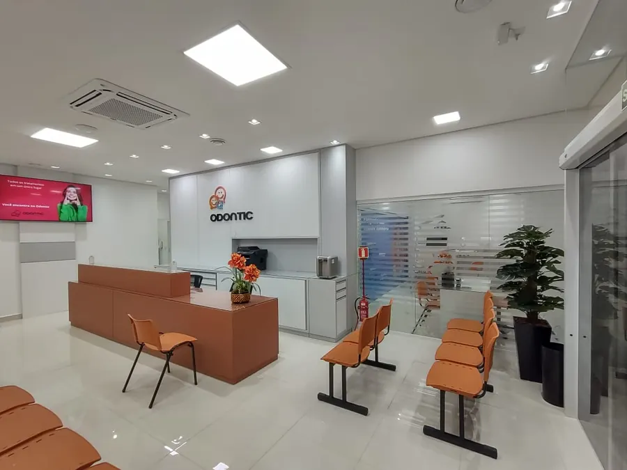 Recepção da Clínica Odontic com forro de gesso e iluminação embutida