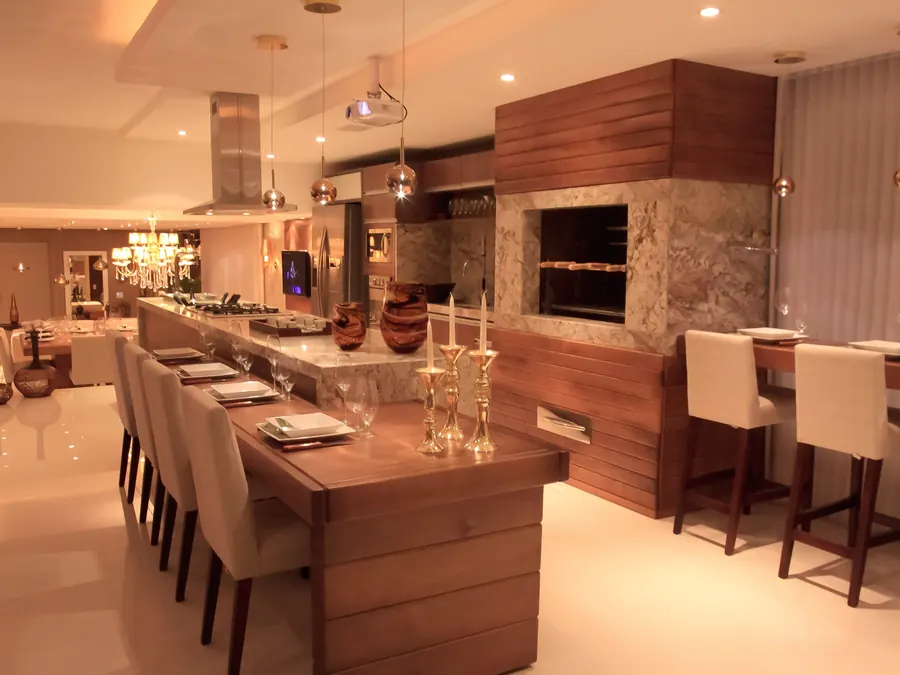 Cozinha gourmet de alto padrão com revestimento em madeira e pedra