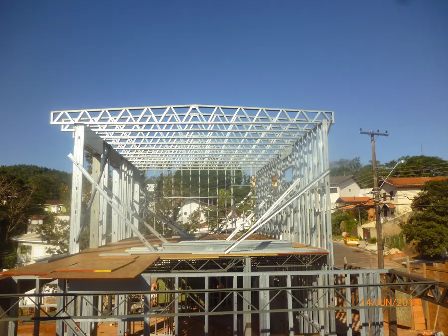 Estrutura de Light Steel Frame com treliças de cobertura em montagem